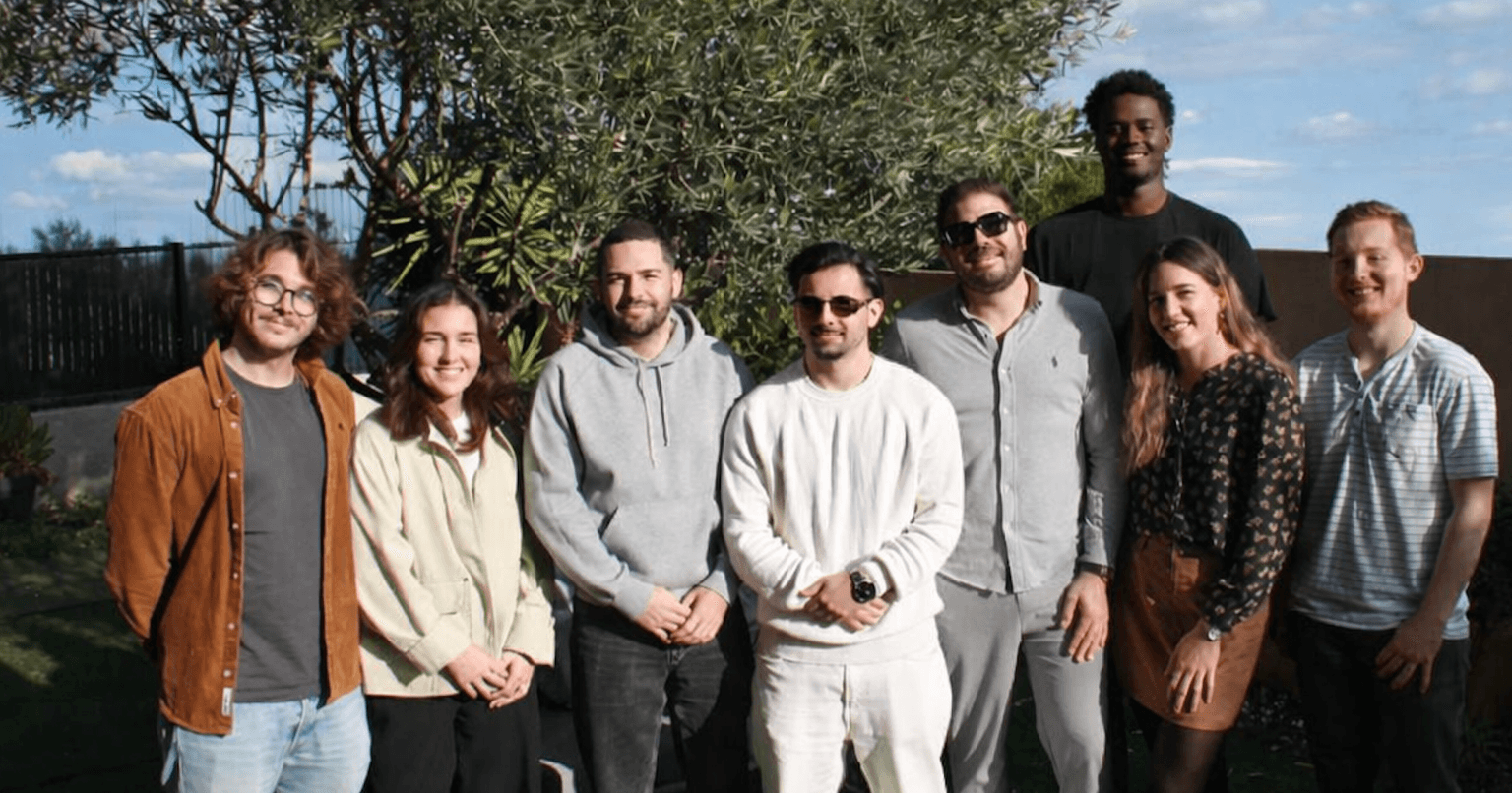 L'équipe de Getup Agency dans le jardin de la villa, à La Farlède près de Toulon